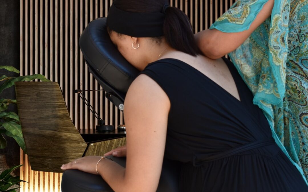 Praticienne qui réalise un massage Amma